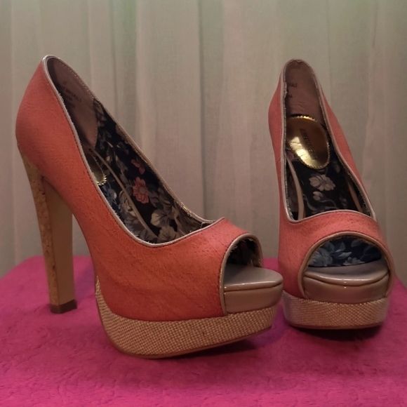 Platform peep toe heels, coral red, gold trim, cork heel, size 7us EUC - Picture 4 of 5